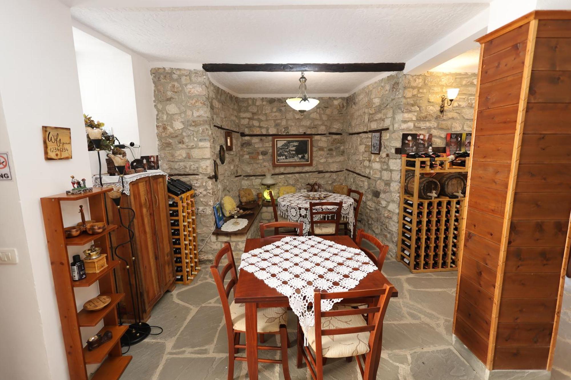 Guest House J.Prifti Berat Eksteriør billede